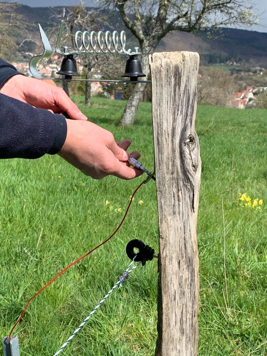 Lightning insulator with spring X1