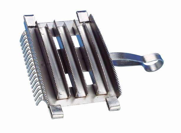 Metal cattle curry comb